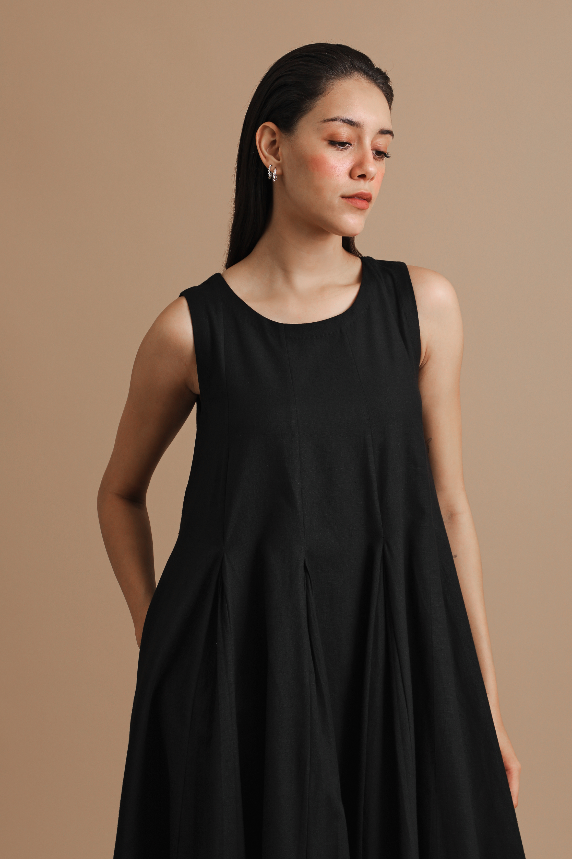 Whirling All Night – Long pleated sleeveless dress – Turn Black