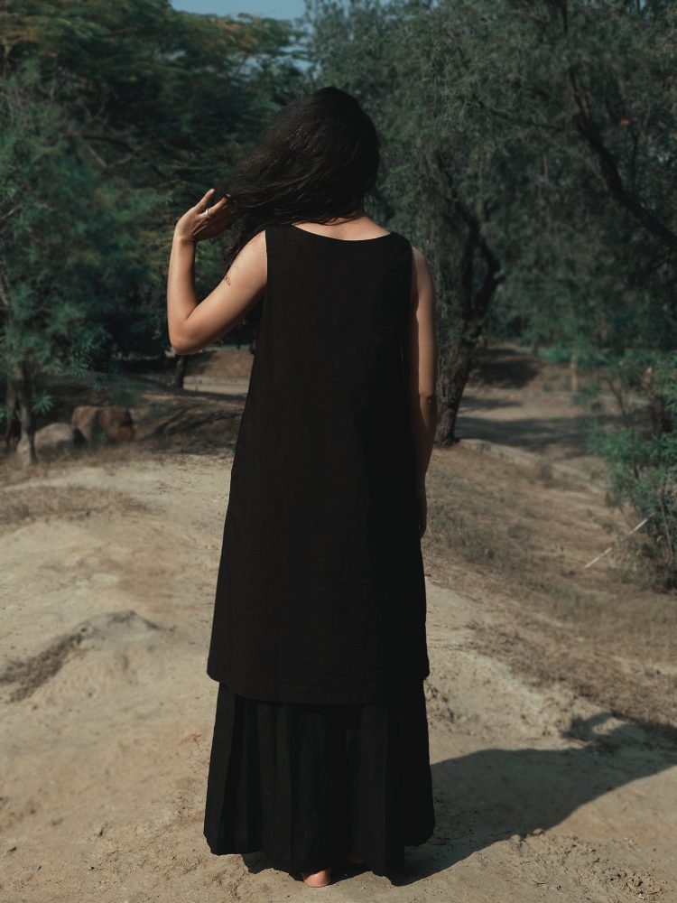 Black Sleeveless Pocketed Dress