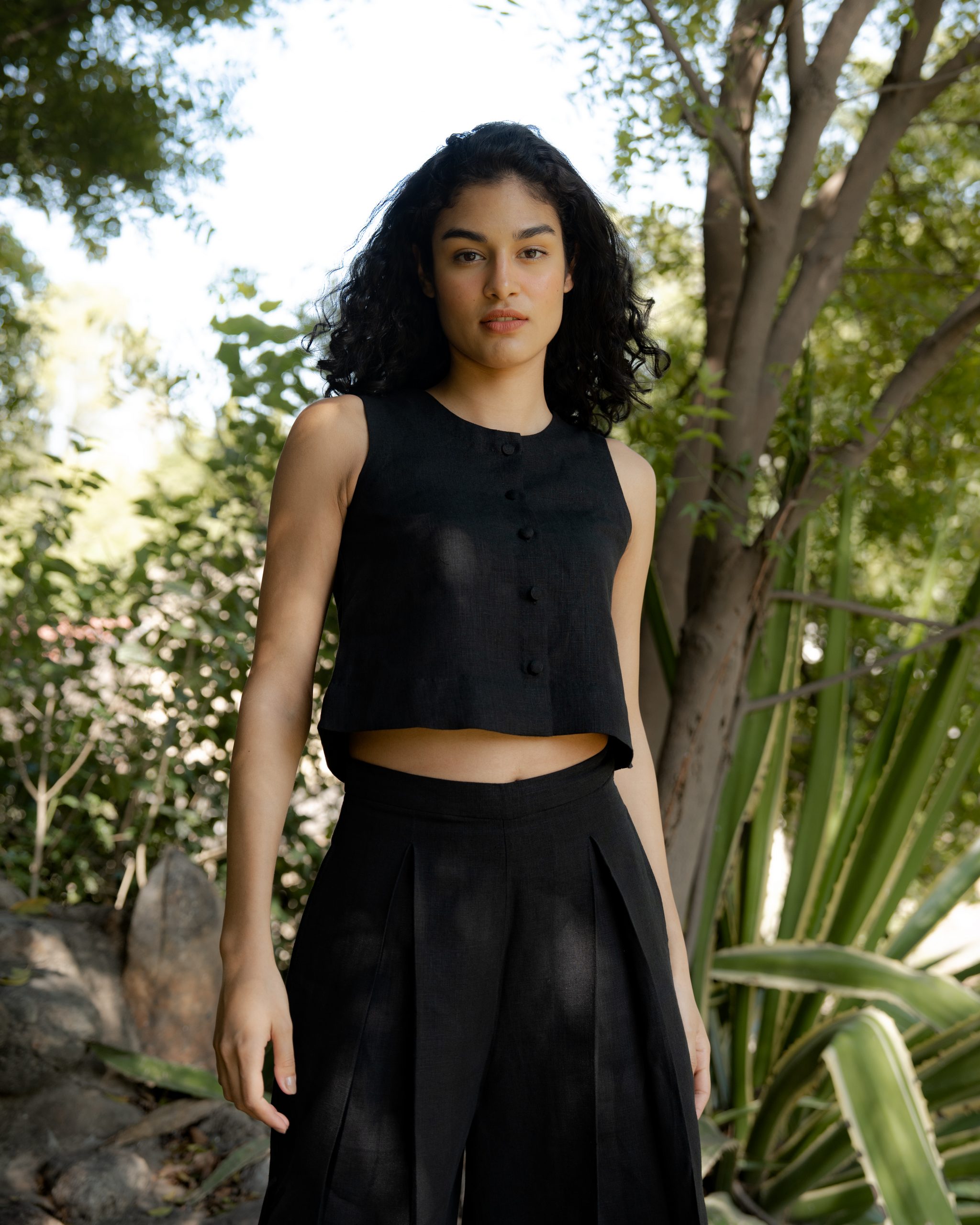 Summer Staple – Linen crop top – Turn Black